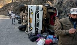 Uttarakhand बड़ी दुर्घटना, यात्री बस पलटी, 16 लोग घायल, चमत्कार से बची लोगों की जान