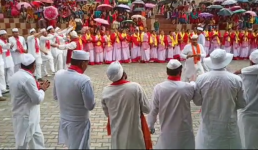 Video अल्मोड़ा में कुमाउंनी खड़ी होली, ऐसा भव्य दृश्य कम ही देखने को मिलता है