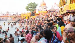 Haridwar अखाड़ों के पीछे हटने से सरकार पर दबाव, कुंभ को समाप्त करने की हो सकती है आधिकारिक घोषणा