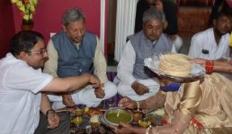 Uttarakhand मुख्यमंत्री तीरथ सिंह ने अंबेडकर जयंती पर दलित नेता के घर भोजन किया, देहरादून के लोअर तुनवाला में कार्यक्रम में हिस्सा लिया