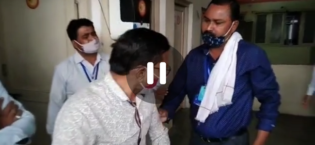 Video उत्तराखंड के खटीमा में नगरपालिका ऑफिस में मारपीट और नोंकझोंक, हाजिरी लगाने को लेकर हुआ विवाद