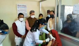 अल्मोड़ा पहुंचे मुख्यमंत्री तीरथ सिंह रावत, कोरोना मरीजों के लिए अस्पताल की व्यवस्थाओं का जायजा लिया
