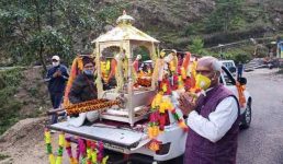 उखीमठ से केदारनाथ धाम के लिए निकली बाबा केदार की पंचमुखी डोली, 17 मई को खुलेंगे कपाट