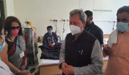 Uttarkashi बड़कोट पहुंचे मुख्यमंत्री, कोविड केयर सेंटर और होम आइसोलेशन में रह रहे लोगों का हाल-चाल जाना