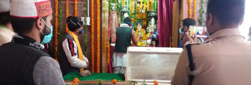 यमुनोत्री धाम के कपाट खुले, आम श्रद्धालुओं के लिए बंद है इस बार चारधाम यात्रा यमुनोत्री धाम के कपाट खुले, आम श्रद्धालुओं के लिए बंद है इस बार चारधाम यात्रा