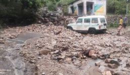 Uttarakhand बादल फटने और अतिवृष्टि के कारण 3 जिलों में मची तबाही, ग्रामीणों के साथ स्थानीय प्रशासन राहत कार्य में जुटा