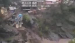 Video उत्तराखंड के देवप्रयाग में बादल फटा, कई घर तबाह, मौके पर दहशत का माहौल
