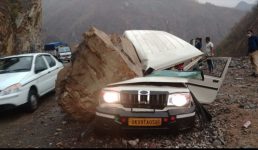 Uttarakhand चलते मैक्स वाहन के ऊपर गिरा बोल्डर, चालक सहित दो लोग सवार थे इसमें