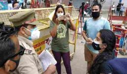 Uttarakhand एक युवक और दो लड़कियां कोरोना कर्फ्यू तोड़कर दे रहे थे पुलिस को धमकियां, फिर जो हुआ उससे अच्छा सबक मिला