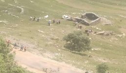 Uttarakhand मैक्स वाहन खाई में गिरा, हादसे में पिता की मौत, 13 साल का बेटा घायल