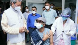 मुख्यमंत्री तीरथ सिंह रावत ने सचिवालय में चल रहे कोविड टीकाकरण कैम्प का मुआयना किया, कर्मचारियों ने आभार जताया