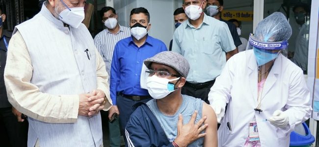 मुख्यमंत्री तीरथ सिंह रावत ने सचिवालय में चल रहे कोविड टीकाकरण कैम्प का मुआयना किया, कर्मचारियों ने आभार जताया मुख्यमंत्री तीरथ सिंह रावत ने सचिवालय में चल रहे कोविड टीकाकरण कैम्प का मुआयना किया, कर्मचारियों ने आभार जताया