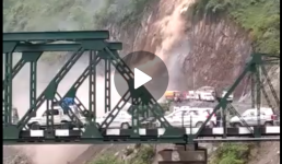 Video पिथौरागढ़ में घाट के पास भारी भूस्खलन, सड़क पर खड़ी कई गाड़ियां बाल बाल बचीं, देखिए