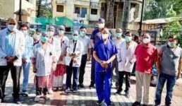 Uttarakhand बाबा रामदेव के विरोध में उतरे सरकारी और प्राइवेट डॉक्टर, एक हजार करोड़ का मानहानि का नोटिस भी भेजा