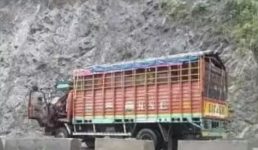पिथौरागढ़ : कैंटर के ऊपर बोल्डर गिरने से स्थानीय सब्जी व्यापारी की मौत, इलाका चंपावत पुलिस के अंतर्गत