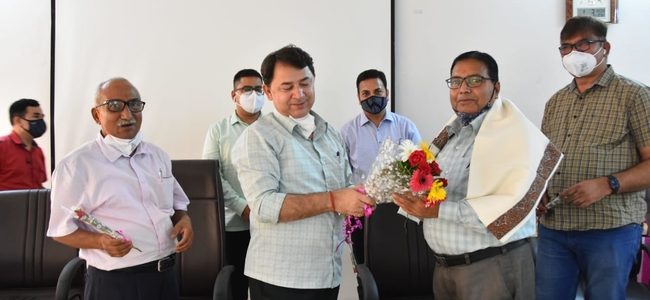 Uttarakhand सूचना विभाग में संयुक्त निदेशक राजेश कुमार सेवानिवृत्त, डीजी सहित दूसरे अधिकारियों ने भावभीनी विदाई दी
