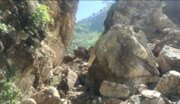 अल्मोड़ा-सेराघाट-बेरीनाग सड़क 31 घंटे रही बंद, कई गाड़ियां फंसी, यात्रियों ने भूखे-प्यासे रात काटी
