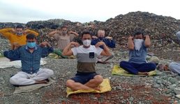 Uttarakhand कूड़े के ढेर पर बदबू के बीच योग, योग दिवस पर ऐसा क्यों किया लोगों ने पढ़िए