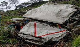 Uttarakhand खाई में गिरा बोलेरो यात्री वाहन, बच्ची समेत 2 की मौत, 3 लोग घायल