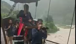 Video उत्तराखंड : चमोली में भारी बारिश में कुर्सी के सहारे बीमार को 4 किमी लाये डंडी पर, रौंगटे खड़े करने वाला वीडियो देखें
