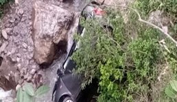पिथौरागढ़ : कार दुर्घटनाग्रस्त, 2 लोगों की मौत, 300 मीटर खाई में गिरी कार