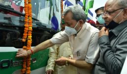 देहरादून : मुख्यमंत्री ने 5 इलेक्ट्रिक बसों को हरी झंडी दिखाई, सभी बसें हैं पूरी तरह वातानुकूलित