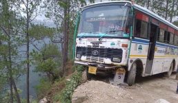 Uttarakhand बाल-बाल बचे 33 यात्री, खौफनाक वीडियो देखें क्या हुआ लोहाघाट-टनकपुर रोडवेज के साथ