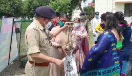 Uttarakhand पति कोरोना वॉरियर, पत्नी बना रही मास्क, पढ़िए IPS अधिकारी और पत्नी की उदाहरण पेश करने वाली कहानी