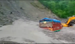 Video उत्तराखंड : पहाड़ टूटा हाइवे पर, ट्रक भारी मलबे में फंसा, देखिए बारिश का कहर