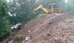 बागेश्वर : भारी बारिश के कारण बही 2 गाड़ियां, जनपद मुख्यालय से 21 सड़कों का संपर्क कटा