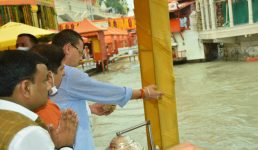 Uttarakhand मुख्यमंत्री धामी ने हरकी पैड़ी हरिद्वार में की मां गंगा की पूजा अर्चना, संत महात्माओं को किया सम्मानित