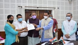 Uttarakhand ﻿प्रधानमंत्री आवास योजना शहरी के तहत 240 लाभार्थियों को दिया गया आवास कब्जा, ﻿मुख्यमंत्री धामी ने 10 लाभार्थियों को प्रदान किये कागजात