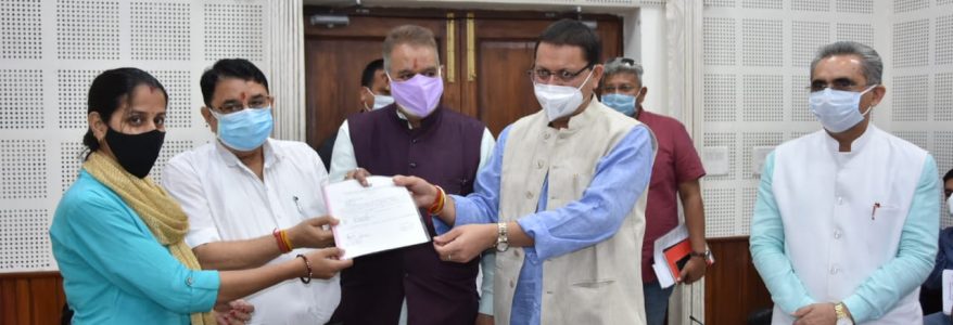Uttarakhand प्रधानमंत्री आवास योजना शहरी के तहत 240 लाभार्थियों को दिया गया आवास कब्जा, मुख्यमंत्री धामी ने 10 लाभार्थियों को प्रदान किये कागजात Uttarakhand प्रधानमंत्री आवास योजना शहरी के तहत 240 लाभार्थियों को दिया गया आवास कब्जा, मुख्यमंत्री धामी ने 10 लाभार्थियों को प्रदान किये कागजात