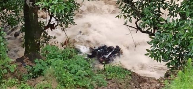 चमोली : बाइक सवार बह गया बरसाती नाले में, अल्मोड़ा-कर्णप्रयाग सड़क की घटना चमोली : बाइक सवार बह गया बरसाती नाले में, अल्मोड़ा-कर्णप्रयाग सड़क की घटना