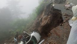 Uttarakhand चलती कार के नीचे सड़क धंसी, 3 लोग सवार थे इसमें