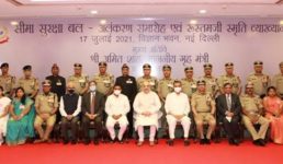 केन्द्रीय गृह मंत्री अमित शाह ने BSF के जवानों और अधिकारियों को सम्मानित किया, कहा मोदी सरकार ने सीमाओं पर इंफ्रास्ट्रक्चर मजबूत किया