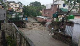 Uttarakhand भारी बारिश, पुल बहा, गंगोत्री और यमुनोत्री नेशनल हाईवे बंद, देहरादून में भारी जलजमाव