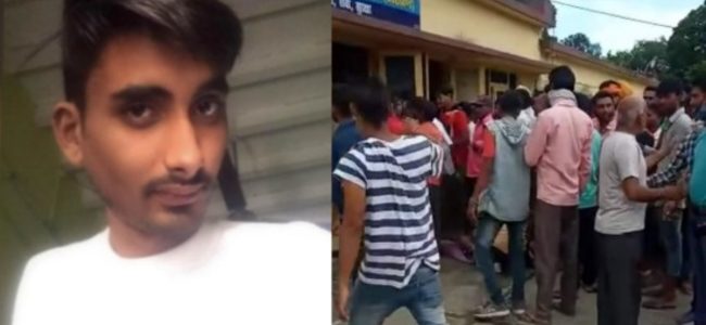 उत्तराखंड : पुलिस हिरासत में युवक की मौत, थाने में शव रखकर ग्रामीणों का प्रदर्शन उत्तराखंड : पुलिस हिरासत में युवक की मौत, थाने में शव रखकर ग्रामीणों का प्रदर्शन