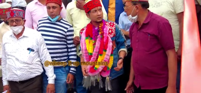 Video पवनदीप राजन अपने घर लोहाघाट पहुंचे, इंडियन आइडल ग्रांड फिनाले से ठीक पहले Video पवनदीप राजन अपने घर लोहाघाट पहुंचे, इंडियन आइडल ग्रांड फिनाले से ठीक पहले