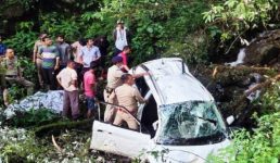 Uttarakhand सड़क हादसे में पति-पत्नी की मौत, 500 मीटर गहरी खाई में गिरी कार