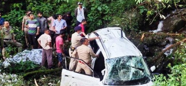 Uttarakhand सड़क हादसे में पति-पत्नी की मौत, 500 मीटर गहरी खाई में गिरी कार Uttarakhand सड़क हादसे में पति-पत्नी की मौत, 500 मीटर गहरी खाई में गिरी कार