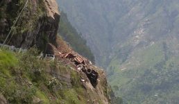 Video पहाड़ टूटा, एक यात्री बस और कई वाहन दबे, 10 मौत, 40 से ज्यादा लापता, राहत और बचाव कार्य जारी
