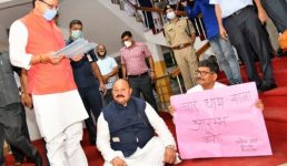 उत्तराखंड विधानसभा सत्र : धरने पर विपक्षी विधायक, सीएम धामी ने खुद जाकर मामला सुना