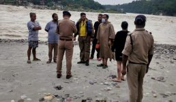 Uttarakhand मुंबई से आए पर्यटक नदी में डूबे, घंटों से तलाश जारी