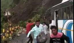 Video उत्तराखंड में सड़क पर गिरा पहाड़, मौके पर भागमभाग, बाल-बाल बचे यात्री, देखिए