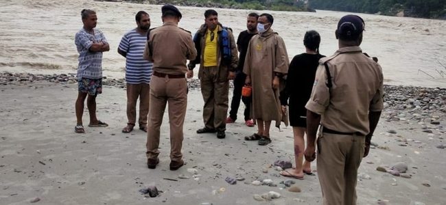 Uttarakhand मुंबई से आए पर्यटक नदी में डूबे, घंटों से तलाश जारी Uttarakhand मुंबई से आए पर्यटक नदी में डूबे, घंटों से तलाश जारी