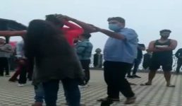Uttarakhand युवती ने थप्पड़ और जूते से जमकर पीट दिया युवक को, वीडियो वायरल