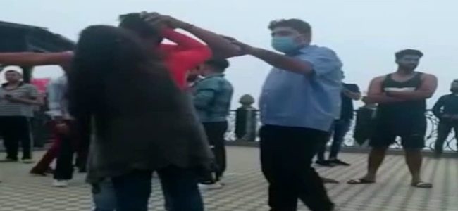Uttarakhand युवती ने थप्पड़ और जूते से जमकर पीट दिया युवक को, वीडियो वायरल Uttarakhand युवती ने थप्पड़ और जूते से जमकर पीट दिया युवक को, वीडियो वायरल