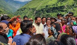 Uttarakhand धारचूला में आपदा प्रभावितों से मिले सीएम धामी, पीड़ित परिवारों को मुआवजे के चेक प्रदान किये