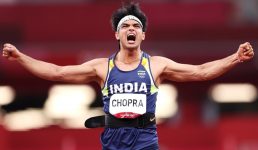 Tokyo Olympics नीरज चोपड़ा ने भाला फेंक में जीता स्वर्ण पदक, पीएम मोदी ने फोन कर दी बधाई